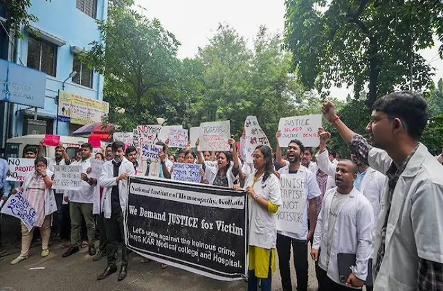 एम्स के चिकित्सकों ने उच्चतम न्यायालय की अपील व आश्वासन पर 11 दिनों से जारी हड़ताल समाप्त की