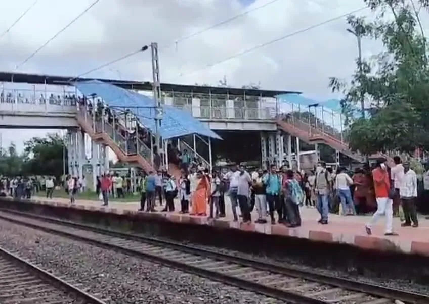 रेलवे स्टेशन में यात्रियों ने किया हंगामा, मालगाड़ी को पार करने का यात्रियों ने जमकर किया विरोध