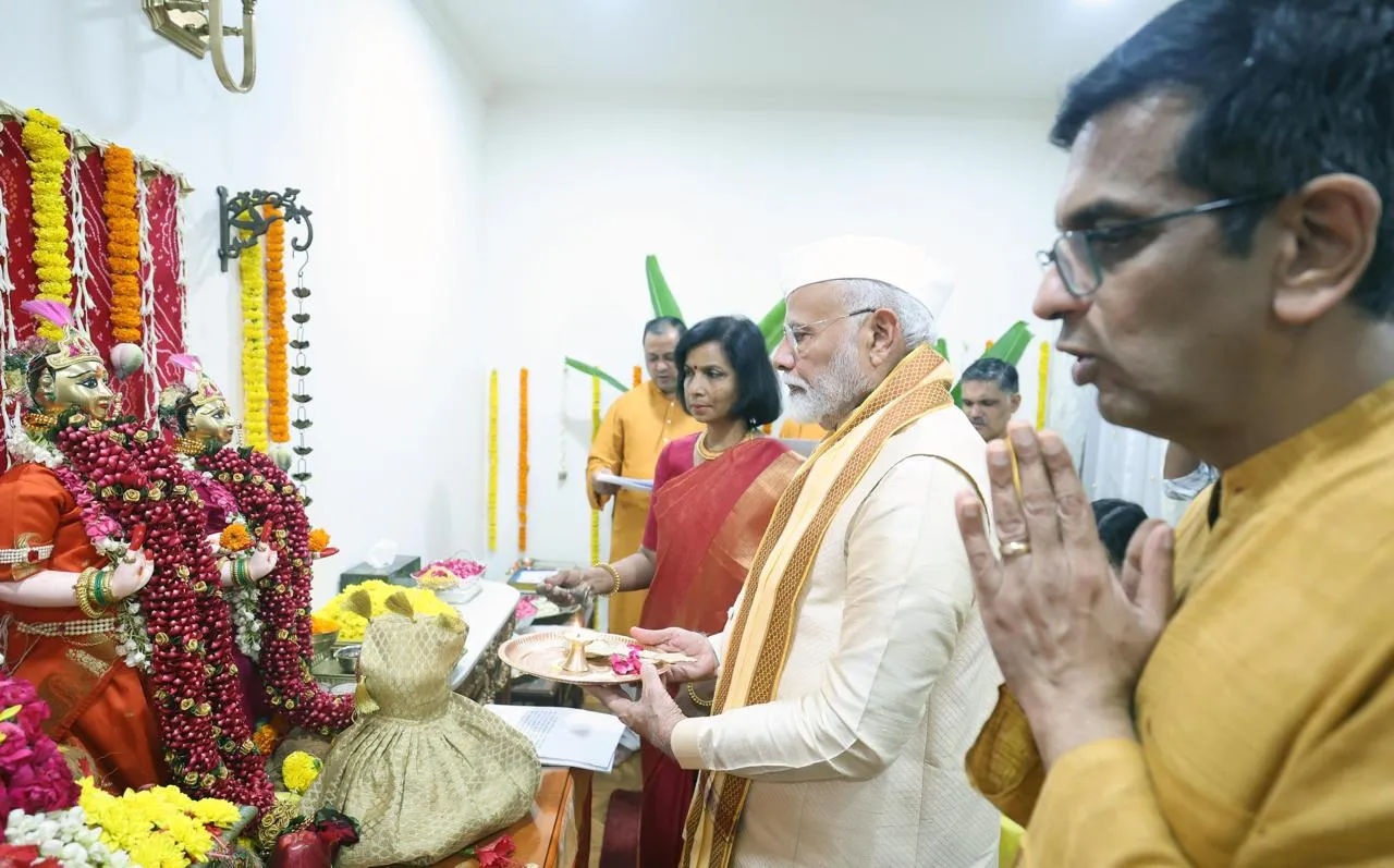 अलग अंदाज़ में गणपति बप्पा की आरती करते नज़र आए PM मोदी