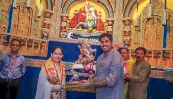 जया किशोरी के हाथों श्रीमंत भाऊसाहेब रंगारी गणपति की आरती