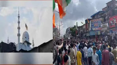 मुंबई: धारावीतील मस्जिदीच्या अवैध भागाला तोडण्यासाठी पोहचलेल्या BMC टीमला गर्दीने घेरले, गाड्यांचे नुकसान केले.