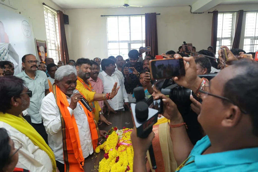 पूर्व सीएम चम्पाई सोरेन के स्वागत में सरायकेला की सड़कों पर उतरा जनसैलाब