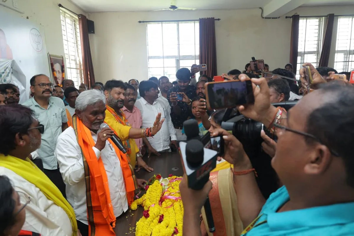 पूर्व सीएम चम्पाई सोरेन के स्वागत में सरायकेला की सड़कों पर उतरा जनसैलाब