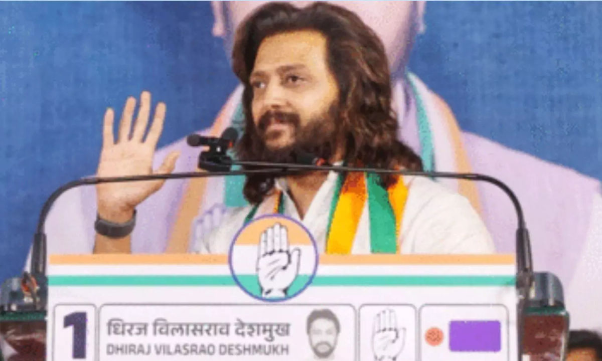 रितेश देशमुख ने महाराष्ट्र विधानसभा चुनाव के लिए अपने छोटे भाई धीरज देशमुख के समर्थन में लातूर में एक रैली में हिस्सा लिया