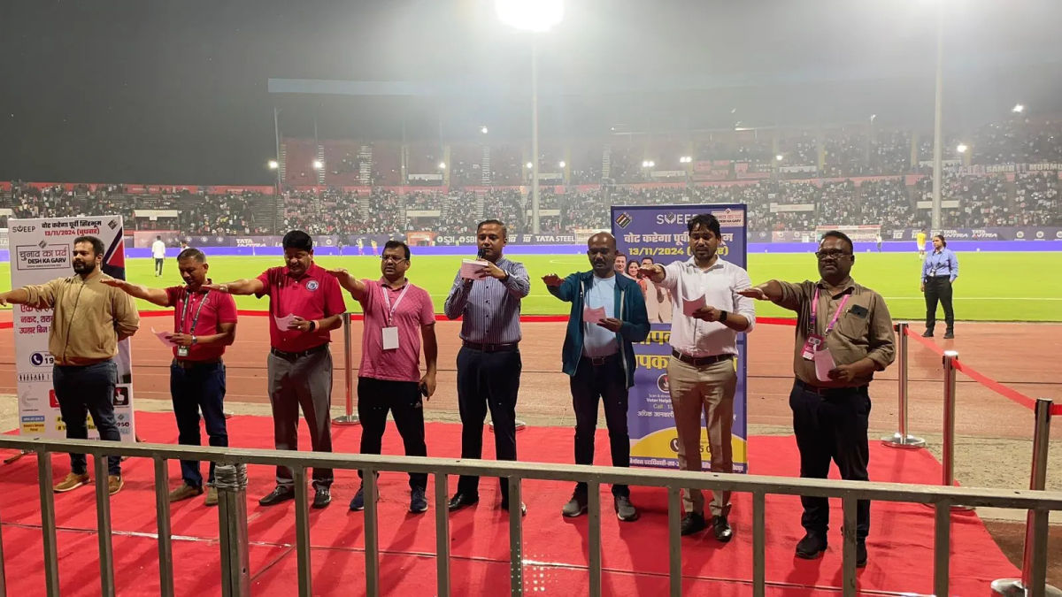 ISL फुटबॉल मैच में मतदाता शपथ समारोह, 20 हजार दर्शकों ने लिया भाग