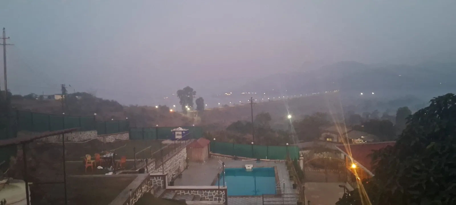 बारिश की बूंदे नदियाँ बहती हैं और झरने अपनी मधुर धुन में गुनगुनाते हैं तो क्या आवाज आती है