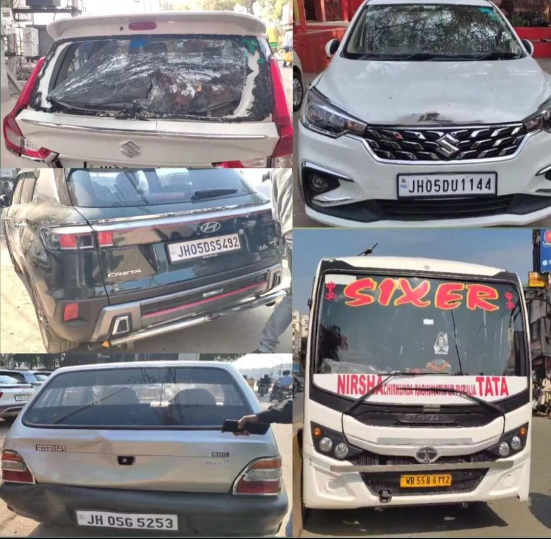जमशेदपुर में बड़ा हादसा टला: मानगो पुल पर बस के ब्रेक फेल, चार कारें क्षतिग्रस्त, मुआवजे की मांग पर हंगामा