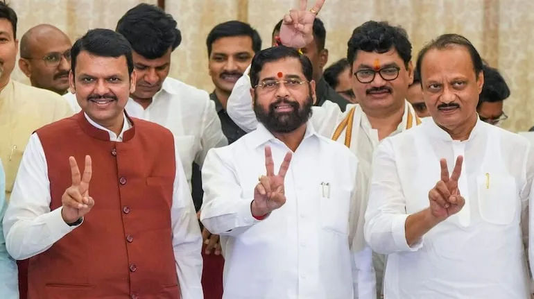 महाराष्ट्र में सियासी माहौल गर्म, उद्धव ठाकरे की शिवसेना के विधायकों ने सदन से किया वॉकआउट