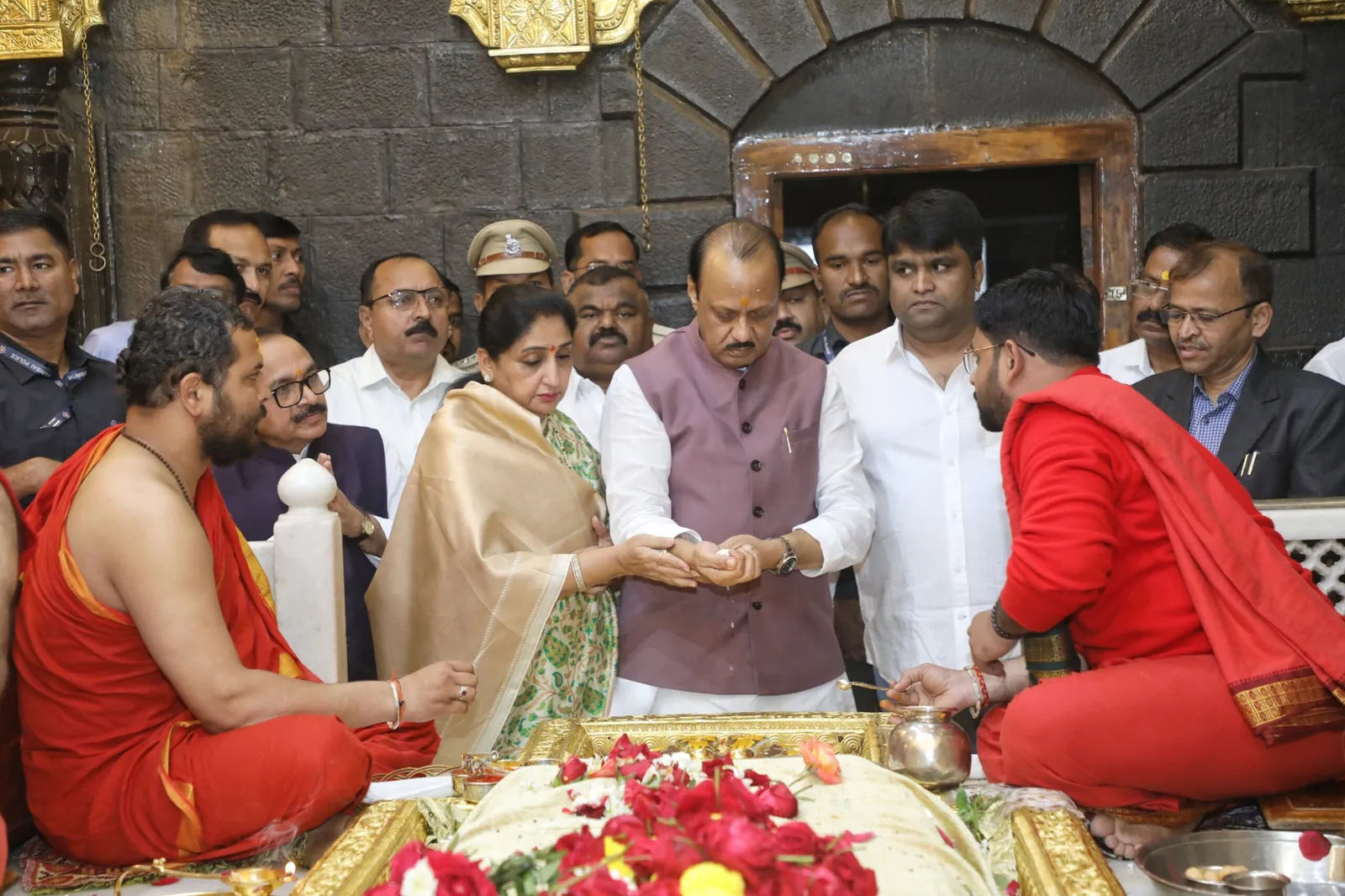 महाराष्ट्र के उपमुख्यमंत्री अजित पवार ने प्रसिद्ध साईंबाबा मंदिर में दर्शन किए
