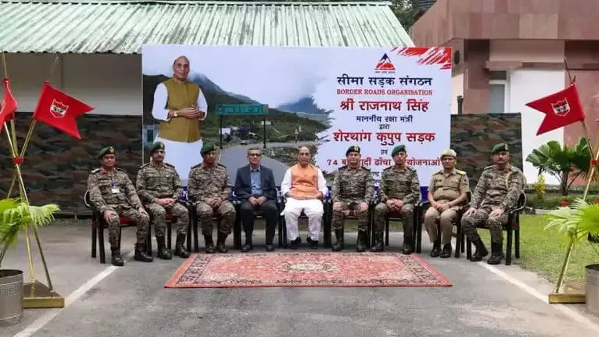 रक्षा मंत्री राजनाथ सिंह ने अरुणाचल प्रदेश में सीमा सड़क संगठन (BRO) की 75 परियोजनाओं का उद्घाटन किया है, जिससे राज्य में बुनियादी ढांचे को मजबूती मिलेगी। 