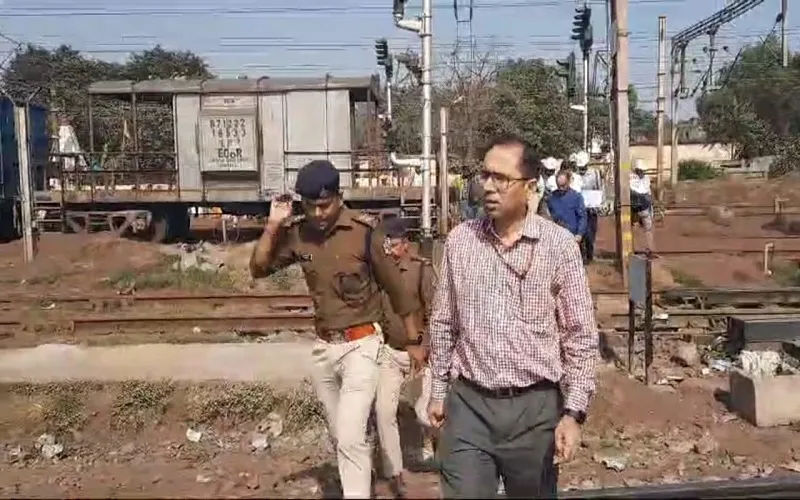 आदित्यपुर रेलवे स्टेशन का डीआरएम ने किया निरीक्षण, निर्माण कार्य में देरी पर जताई नाराजगी