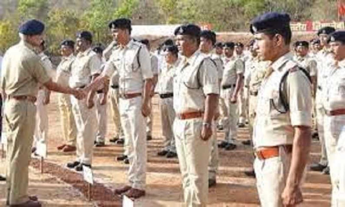पुलिस अधीक्षक किशोर कौशल ने 15 सब-इंस्पेक्टरों को इंस्पेक्टर के पद पर प्रोन्नति दी