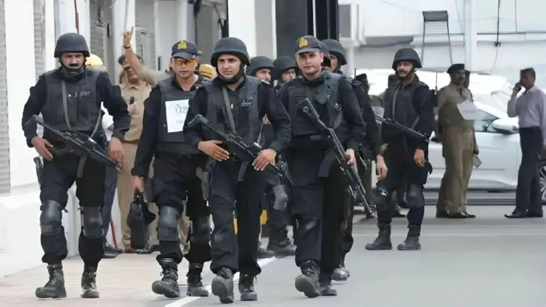 पुणे में पुलिस और एटीएस (एंटी-टेररिज्म स्क्वॉड) ने अवैध रूप से रह रहे बांग्लादेशी नागरिकों के खिलाफ बड़ी कार्रवाई की