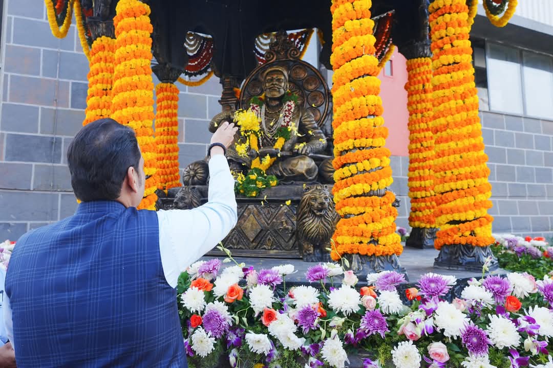 CM Devendra Fadnavis Pays Tribute to Chhatrapati Shivaji Maharaj in Chakan, Pune