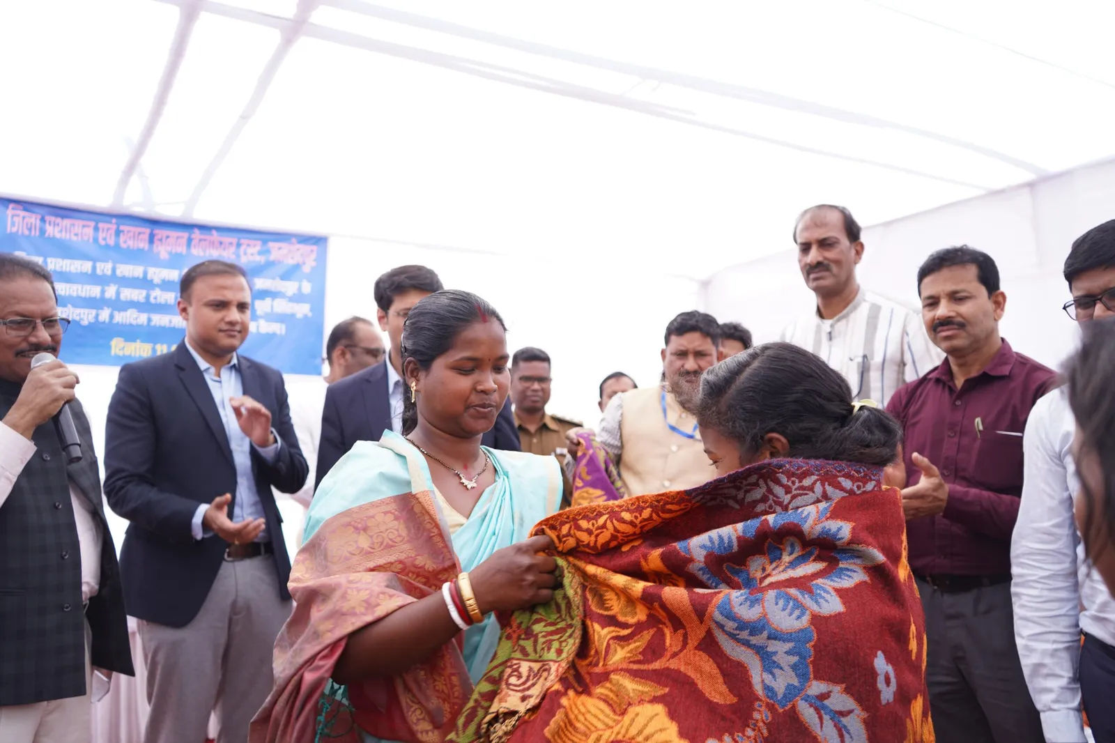बोड़ाम के कोयरा ग्राम पहुंचे उपायुक्त, सबर टोला में बुनियादी सुविधाओं का लिया जायजा