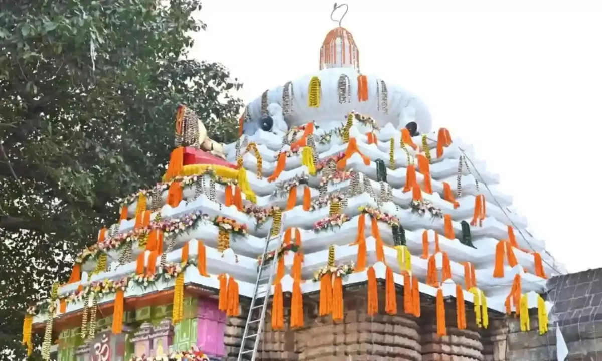 ओडिशा: महाशिवरात्रि के अवसर पर भुवनेश्वर के लिंगराज मंदिर में बड़ी संख्या में बाबा के भक्त पहुंच