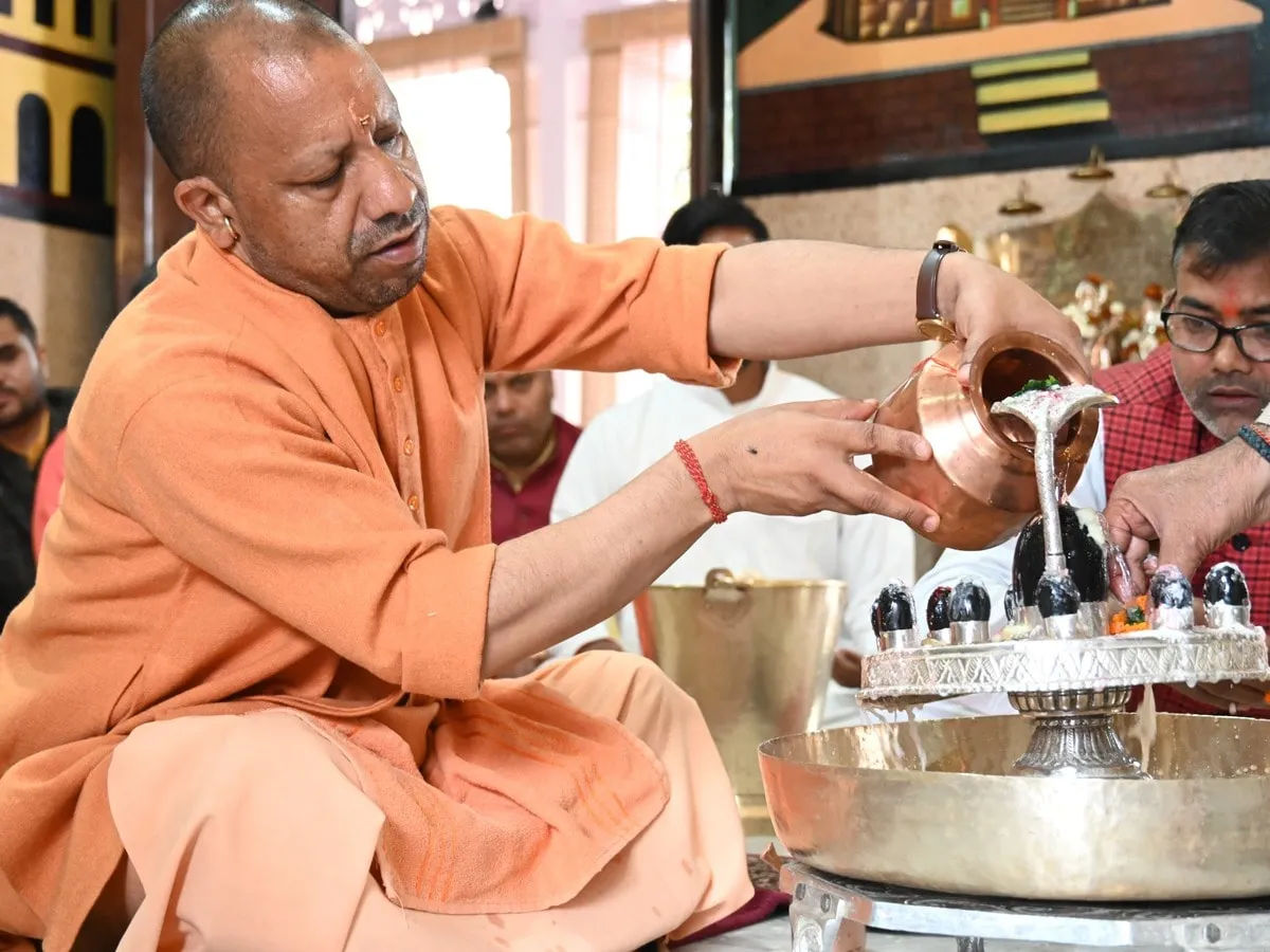 मुख्यमंत्री आदित्यनाथ ने महाशिवरात्रि पर रुद्राभिषेक कर की लोकमंगल की प्रार्थना