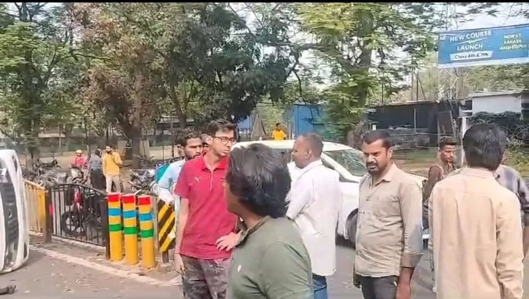 जमशेदपुर: सर्किट हाउस गोलचक्कर पर दो कारों में जबरदस्त टक्कर