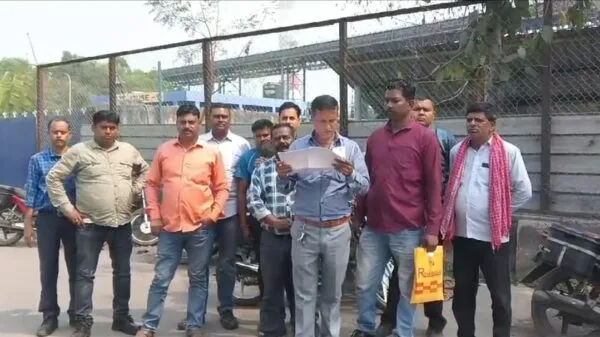 वेतन बढ़ोतरी सहित अन्य चार सूत्री मांगों को लेकर निरसा स्थित एमपीएल अधीनस्थ विभिन्न कंपनियों के मजदूरों ने अनिश्चितकालीन गेट जाम करने का ऐलान किया है।
