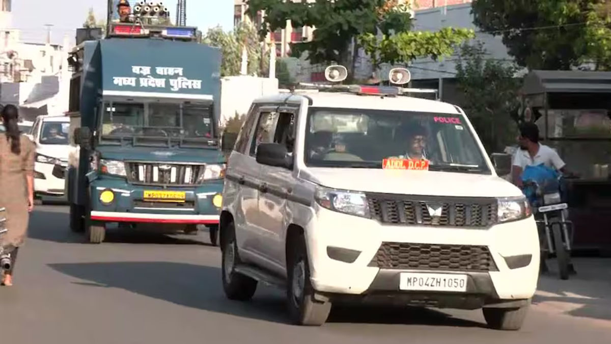 सड़क पर उतरी पुलिस, लोगों ने तालियां बजाकर किया स्वागत महू में निकाला फ्लैग मार्च, सभी क्षेत्रों में घूमे अधिकारी