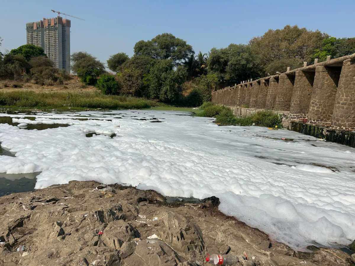 पुणे के पास मुळा नदी  झागदार होने से  गंभीर पर्यावरण और स्वास्थ्य संबंधी चिंताएँ उत्पन्न