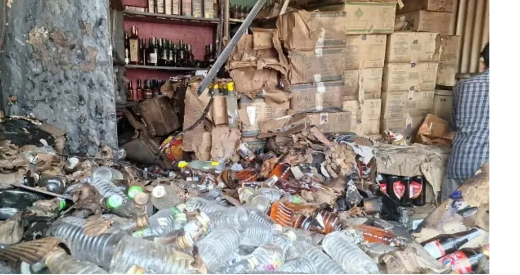 जमशेदपुर में शराब दुकान में आग लगने से हड़कंप