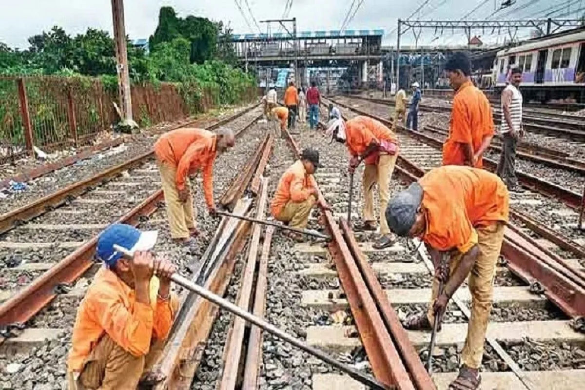 मेंटेनेंस कार्य के लिए मेगा ब्लॉक लागू किया जाएगा, जिससे मुंबई लोकल की कई रूट सेवाएं प्रभावित होंगी।