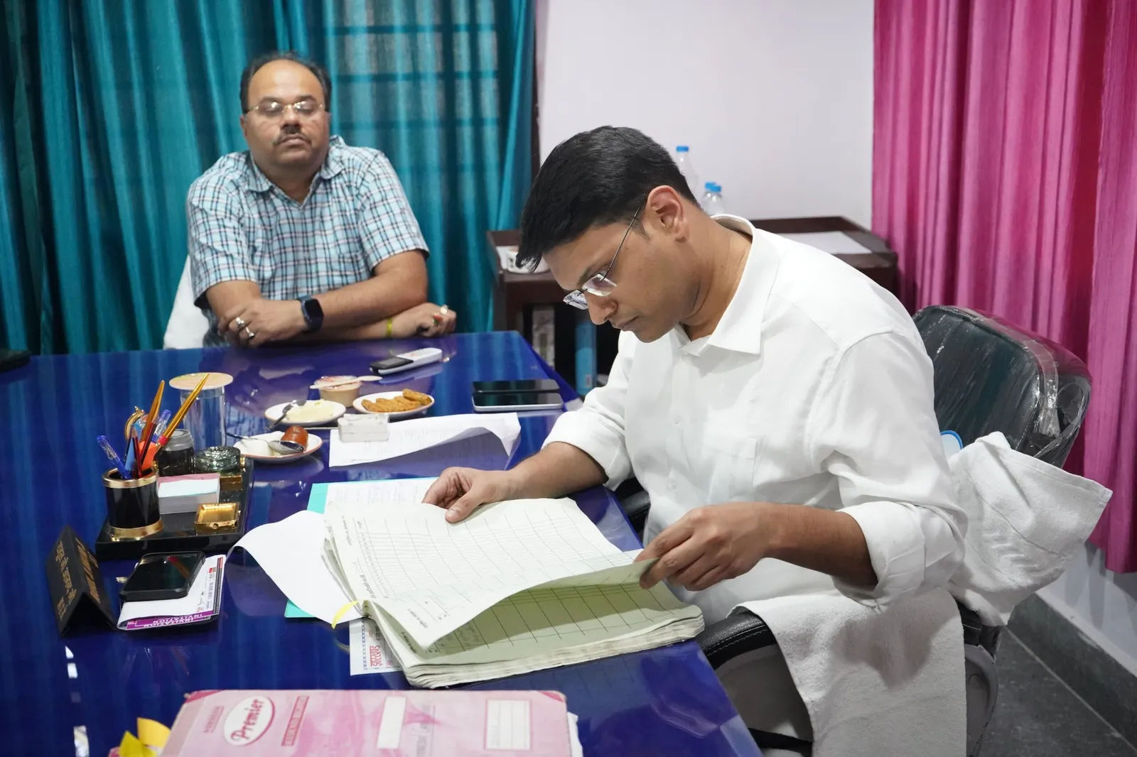 जिला दंडाधिकारी ने किया विशिष्ट अनुभाजन एवं आपूर्ति कार्यालय का औचक निरीक्षण, कार्यप्रणाली में सुधार के दिए निर्देश