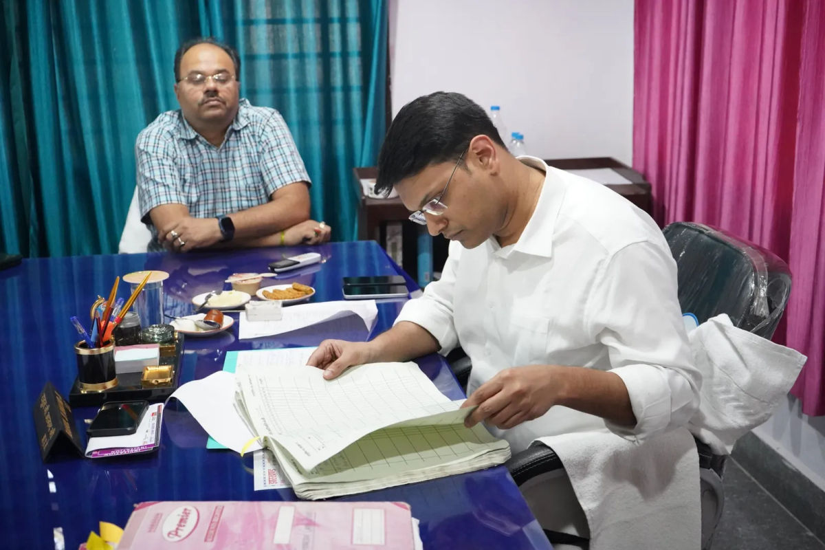जिला दंडाधिकारी ने किया विशिष्ट अनुभाजन एवं आपूर्ति कार्यालय का औचक निरीक्षण, कार्यप्रणाली में सुधार के दिए निर्देश
