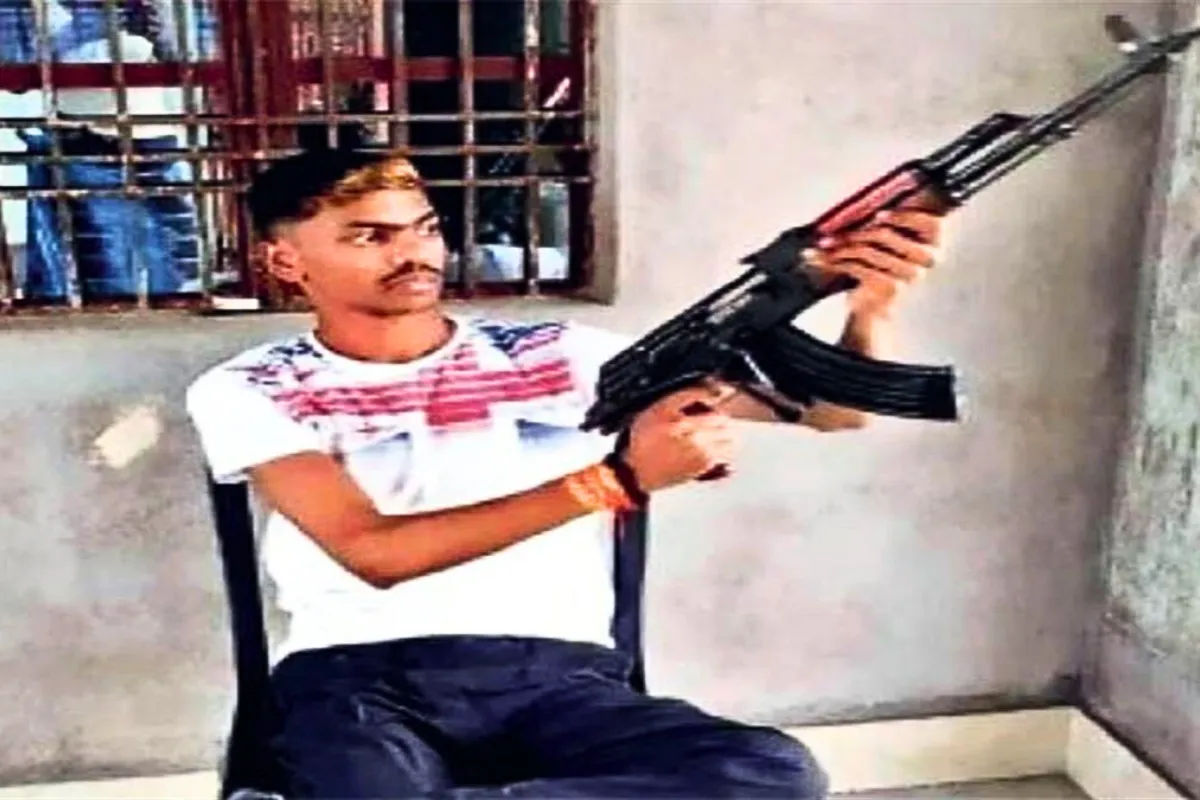 गैंगस्टर अमन साहू के एनकाउंटर के बाद चैनपुर थाना पुलिस ने इस मामले में केस दर्ज