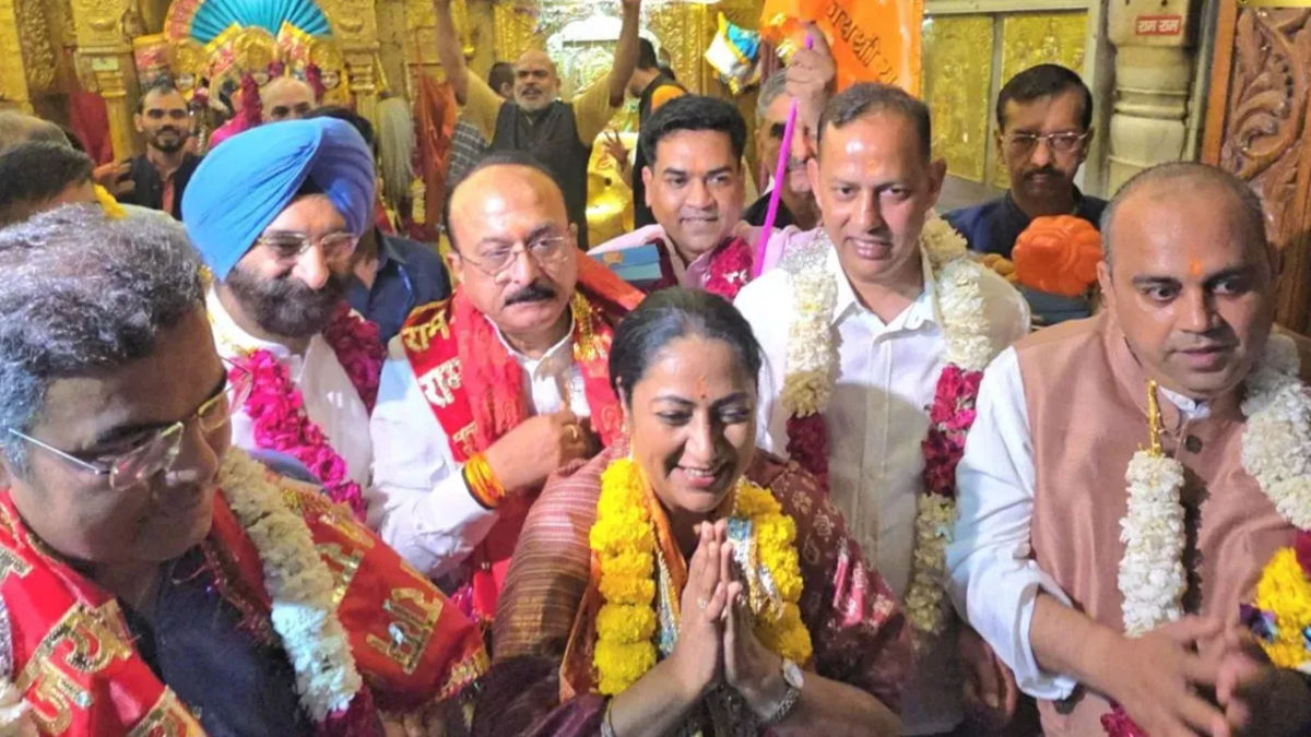 दिल्ली की मुख्यमंत्री ने बजट पेश करने से पहले कनॉट प्लेस स्थित हनुमान मंदिर में पूजा-अर्चना की