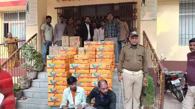 झारखंड में पकड़ी गई बिहार आबकारी विभाग की गाड़ी, खुलते ही उड़े लोगों के होश