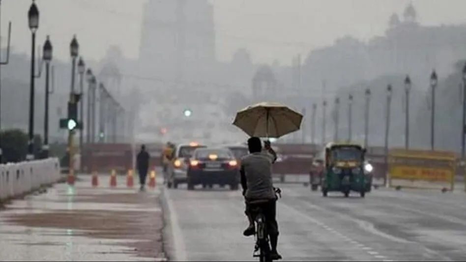 दिल्ली में मौसम का मिजाज बदला, गरज के साथ हल्की बारिश और तेज हवाओं का अनुमान