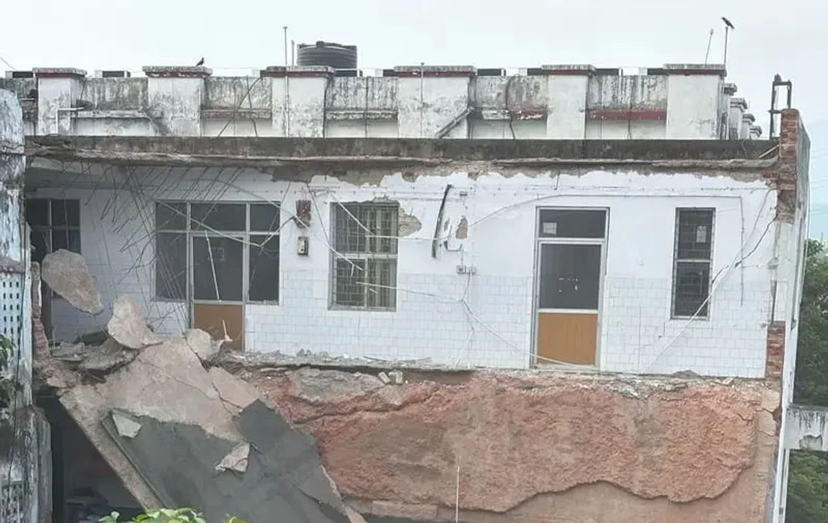 जमशेदपुर के एमजीएम अस्पताल में इमारत का हिस्सा गिरा, मची अफरा-तफरी