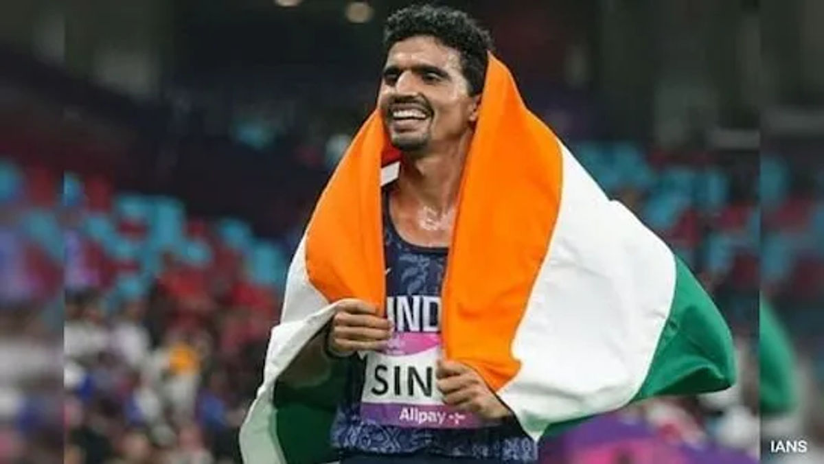 गुलवीर सिंह ने एशियाई एथलेटिक्स चैंपियनशिप में पुरुषों की 10,000 मीटर दौड़ में स्वर्ण पदक जीतकर इतिहास रच दिया ।