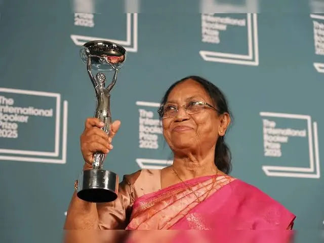 स्त्री शक्ति:  बानू मुश्ताक़ ने अपनी कन्नड़ भाषा में लिखी गई कहानियों के संग्रह Heart Lamp के लिए 2025 का प्रतिष्ठित अंतरराष्ट्रीय बुकर पुरस्कार जीतकर इतिहास रच दिया है।