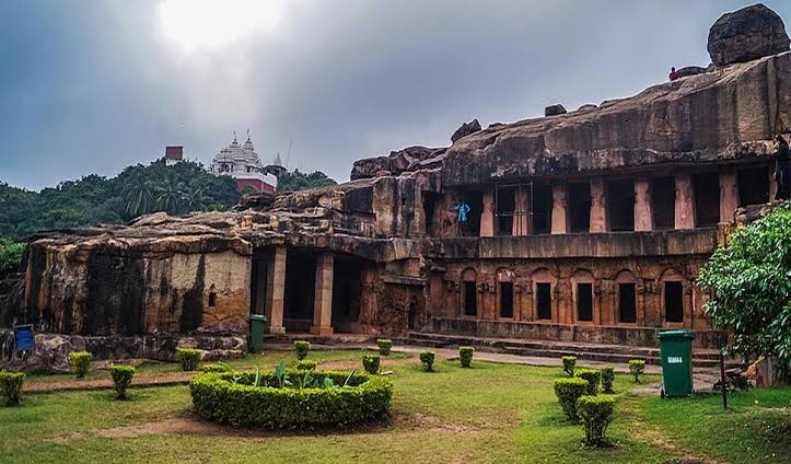 ओडिशा की प्राचीन धरोहरों में उदयगिरी और खंडगिरी गुफाएँ एक महत्वपूर्ण स्थान रखती हैं।