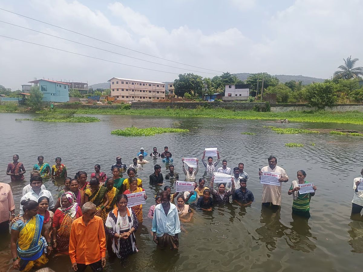 Farmers Launch Indefinite ‘Jal Samadhi’ Protest in Latehar Standing in Water to Demand Infrastructure Projects