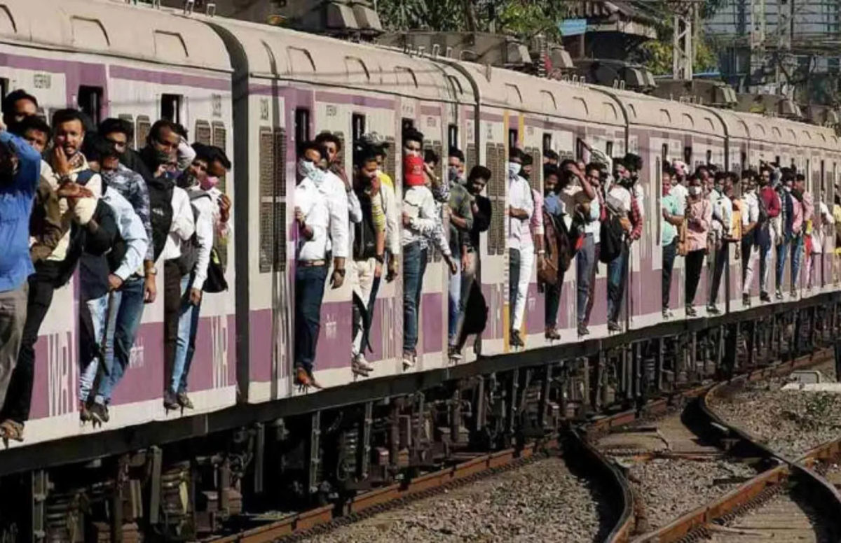 ठाणे जिल्ह्यात धक्कादायक अपघात: गर्दीच्या लोकलमधून पडून चौघांचा मृत्यू, सहा जखमी