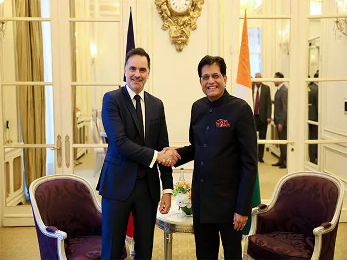 शिवसेना सांसद श्रीकांत शिंदे के नेतृत्व में सर्वदलीय प्रतिनिधिमंडल चार देशों की यात्रा के बाद दिल्ली लौटा