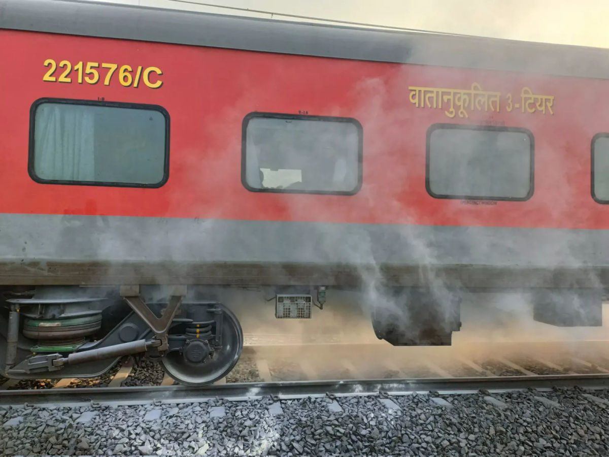 पुणे : दौंड-पुणे डीईएमयू गाडीत शौचालयाला आग; कोणतीही जीवितहानी नाही