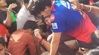 बेंगलुरु में चिन्नास्वामी स्टेडियम के पास अफरा-तफरी, कई आरसीबी प्रशंसक हुए घायल