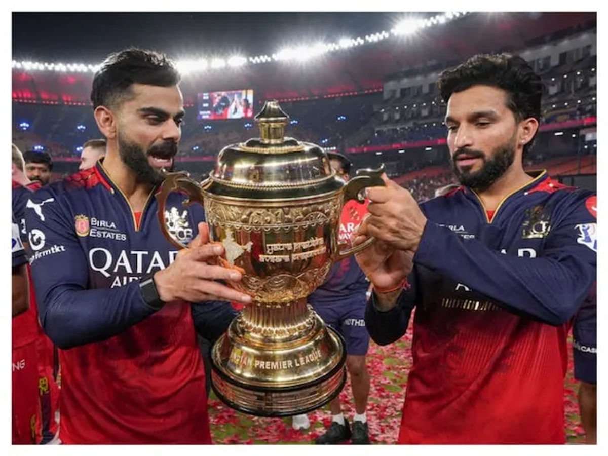 RCB की ऐतिहासिक जीत 18 साल का इंतजार खत्म खिलाड़ियों की खुली बस में परेड, चारों तरफ फैंस की भीड़ बेंगलुरु में जश्न का माहौल