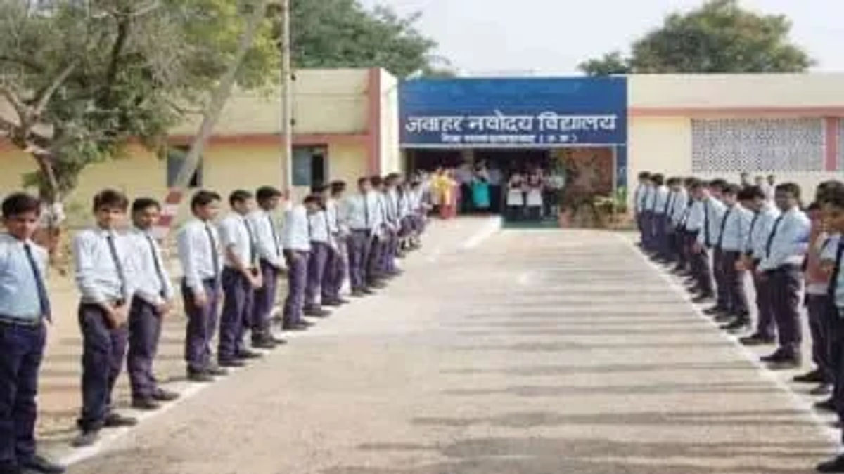 सत्र 2026-27 के लिए कक्षा 6 में प्रवेश हेतु जवाहर नवोदय विद्यालय चयन परीक्षा (JNVST) के लिए ऑनलाइन आवेदन प्रक्रिया शुरू कर दी है।