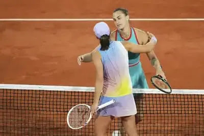 Aryna Sabalenka delivered a commanding performance to end Iga Swiatek’s 26-match winning streak at the French Open
