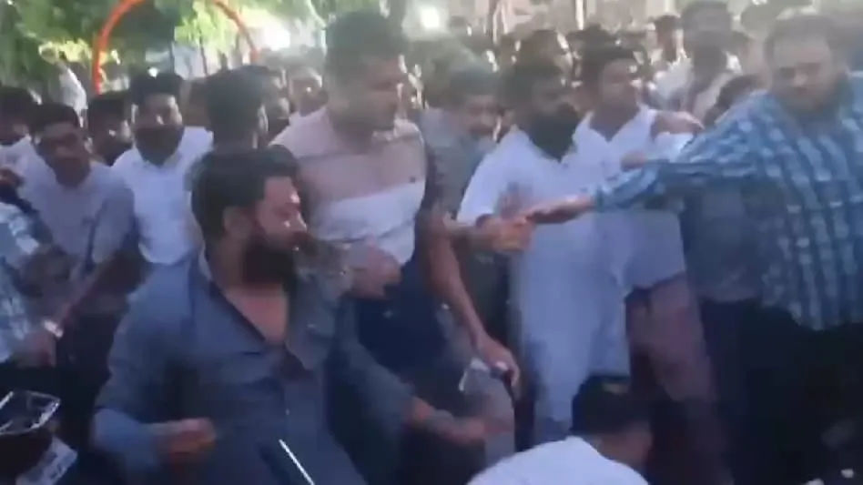 भोपाल में कांग्रेस कार्यकर्ताओं के बीच मुक्केबाजी, BJP ने कसा तंज- बैठक या कुश्ती प्रतियोगिता?