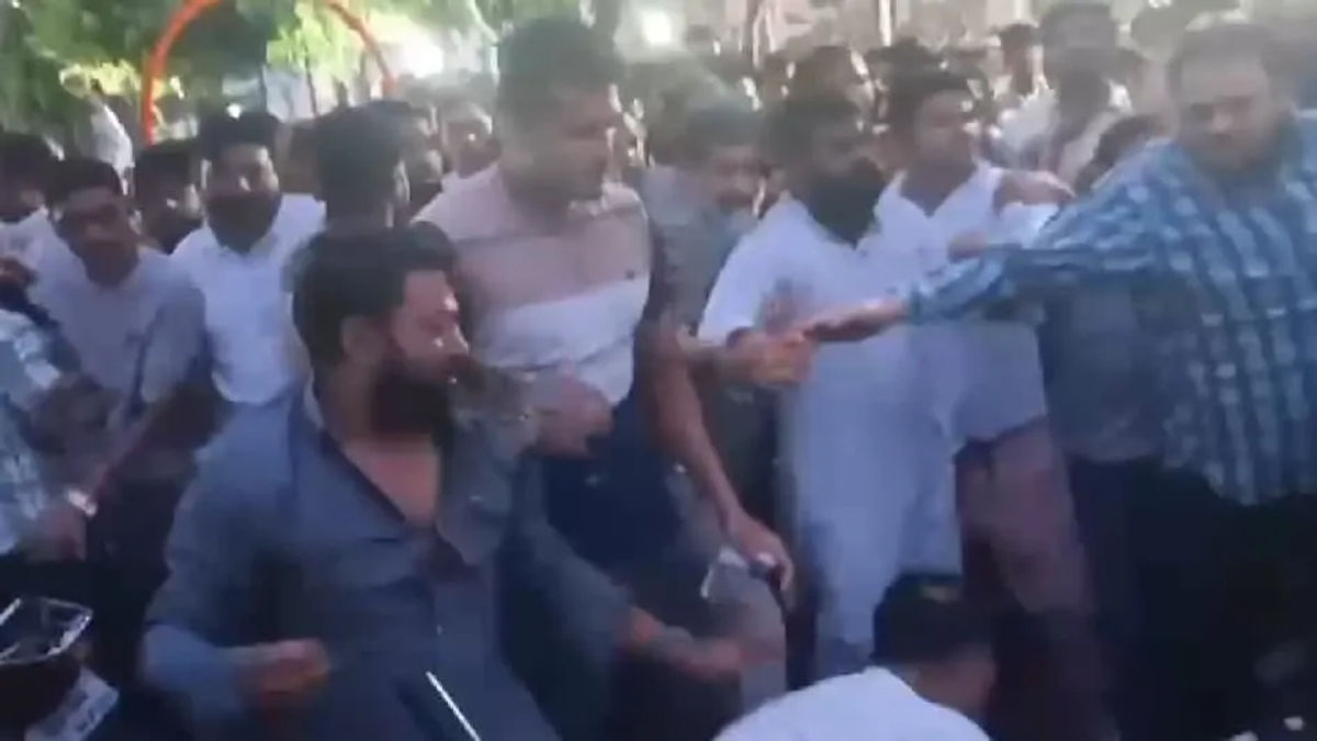 भोपाल में कांग्रेस कार्यकर्ताओं के बीच मुक्केबाजी, BJP ने कसा तंज- बैठक या कुश्ती प्रतियोगिता?