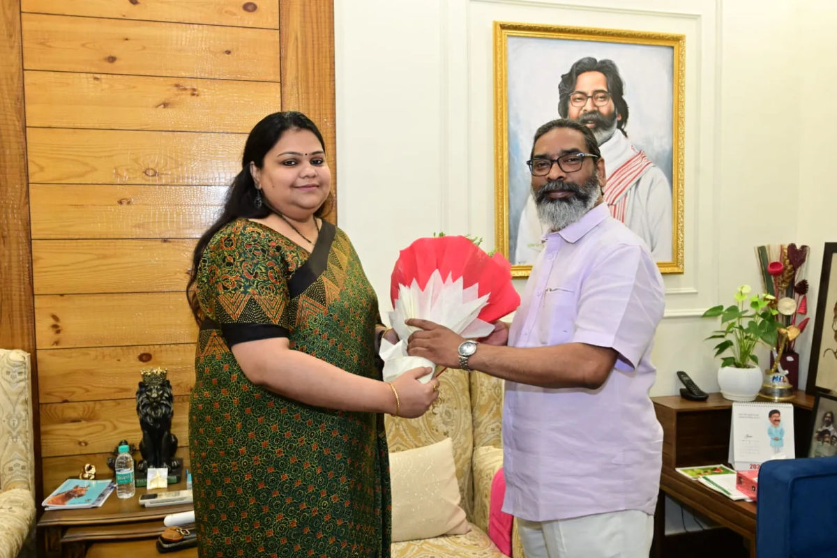 Urban Administration Director Nancy Sahay and Cooperative Registrar Shashi Ranjan Call on CM Hemant Soren