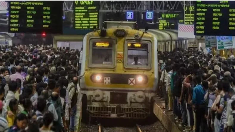 ठाणे जिल्ह्यात धावत्या ट्रेनमधून पडून तिघांच्या मृत्यूची भीती