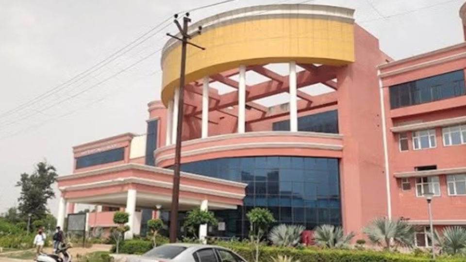 मेरठ मेडिकल कॉलेजमध्ये सर्जरीसाठी दाखल किशोरीवर बलात्कार, आरोपी अटकेत